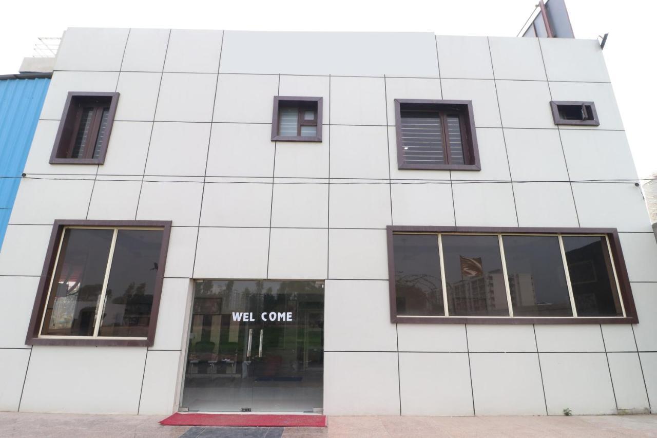 Oyo 28338 New Life Hotel Banur Екстериор снимка